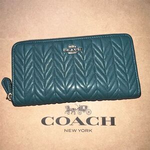 COACH Leather Wallet Green Quilted Leather Zip-Around Wallet AUTHENTIC